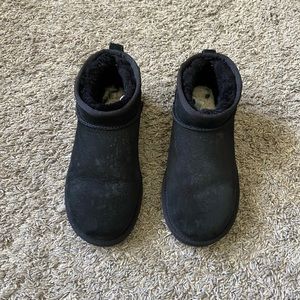 Short Black Ugg’s size 7